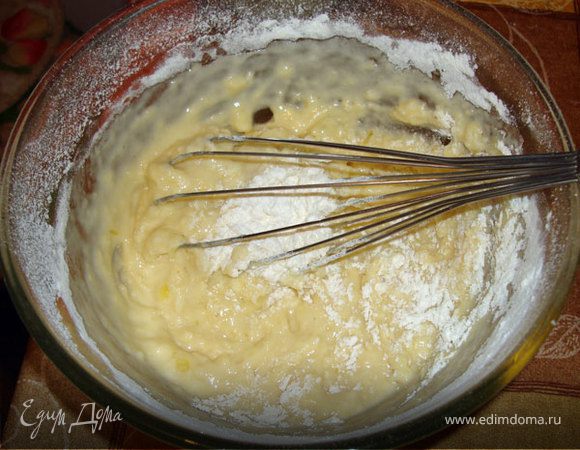 Всыпаем муку, просеянную с разрыхлителем. 