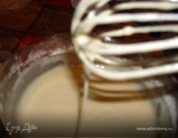 Замесить гладкое тесто, постепенно подливая сыворотку.
Тесто должно получиться немного более густым, чем блинное.