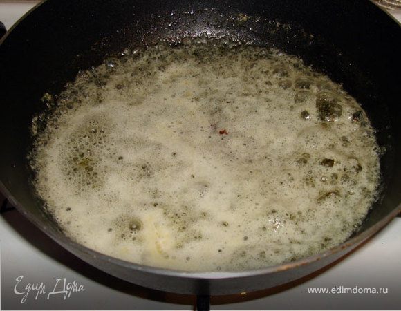 Дать тесту настояться 30 минут. В это время растопить и остудить масло.
Влить и тщательно вмешать масло в тесто.