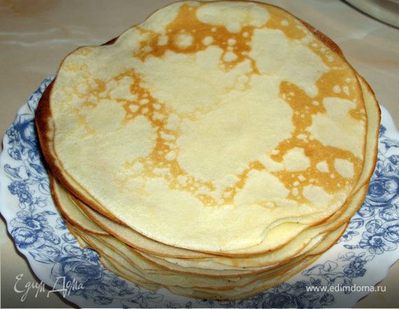 На небольшой сковородке испечь блинчики (толщиной около 3 мм). Остудить.