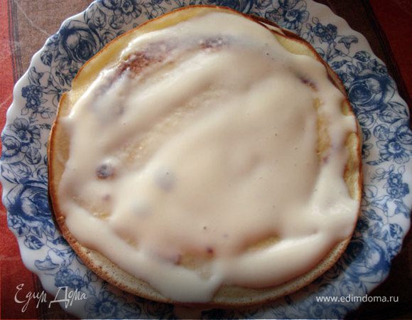 Прослоить блинчики кремом. 