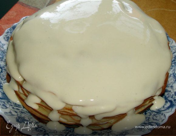 Залить получившийся тортик сверху оставшимся кремом. Выдержать 2-3 часа в холодильнике. 
Все готово. Можно заваривать чай… 