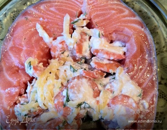 Из стейка удалила все кости, шкурку не трогала. Выложила стейк в виде кольца в посуду, которая у нас отправится в разогретую духовку. В моем случае под руку попалась посуда из жаропрочного стекла, я ее ничем не смазывала. В центр круга выложила наши креветки с сыром, сверху все обильно засыпала сыром (помните, я предупреждала, что он нам пригодится), и отправила наш сюрприз в духовку, сначала на 20 минут при 140-160 градусах, потом еще на 5 минут с грилем.