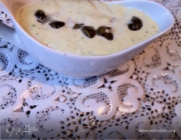 Тем временем займемся соусом. В блендер бьем яйцо, насыпаем  соль по вкусу, но не  много, ¼ чайной ложки сахара, чуть-чуть уксуса, укроп, зубчик чеснока и взбиваем меньше минуты, потом постепенно начинаем тонкой струйкой вводить масло. Когда еще наш соус довольно таки жидкий, режем туда сыр, доводим до нужной нам консистенции, кому нравится погуще, кому пожиже. Мелко рубим маринованный огурец, добавляем его в наш соус, украшаем сверху каперсами. Соус готов!