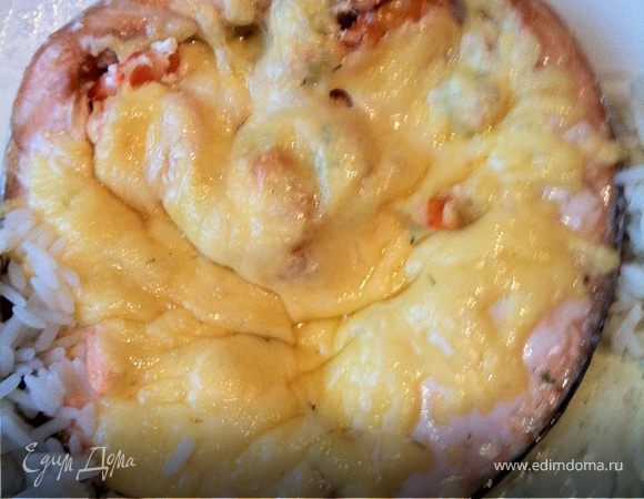 Аккуратно переносим нашу рыбку на тарелку, чтоб она не развалилась (очень я за это переживала и пришлось потрудиться, но все получилось). Только у меня вышел уж очень большой стейк. Так что заранее прошу прощение за фото готового блюда, тарелка должна была быть больше. На гарнир отлично подойдут свежие огурчики, картофельное пюре или рис, как в моем случае. ВСЕ! Приятного аппетита!