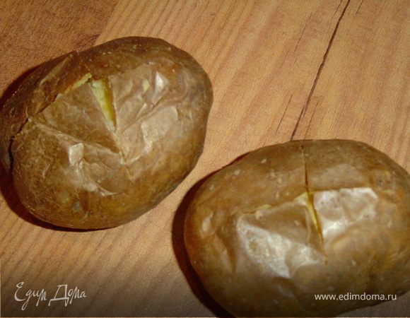 Картофель запечь до готовности.Сделать на картофелинах с одной стороны надрезы крест накрест и отвернуть кожицу наружу.