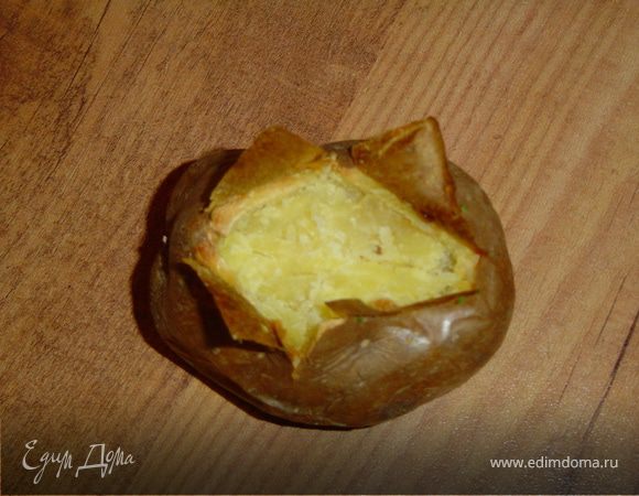  Чайной ложкой аккуратно выбираем большую часть картофеля.