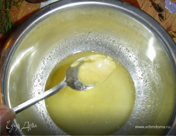 Соединить воду с крахмалом и горчицей, поперчить, довести до кипения, и размешайте. 