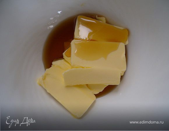 2. Крем: взбиваем очень мягкое масло (мне нравится кислосливочное) с сиропом.