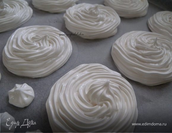 3. Готовим меренги по размеру бисквитиков. Рецепт Юлии Высоцкой (http://www.edimdoma.ru/recipes/738). Только половину дозы.