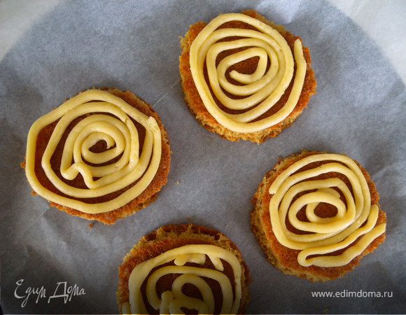 ...крем (выдавливаем из пакетика, чтобы было воздушней)...