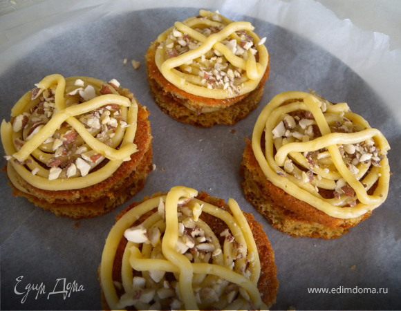 ...Опять бисквит...крем...орехи...ковсем немножко крема для приклеивания меренги...(и оставить крем на потом, для приклеивания боковины и ретуширования шва)