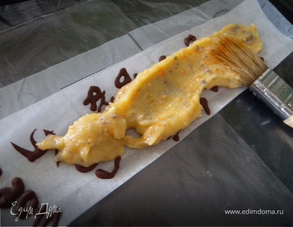 5.1. Растопить белый шоколад. Добавить масло (20 г), сахарную пудру, цедру. Кистью намазать полоски.