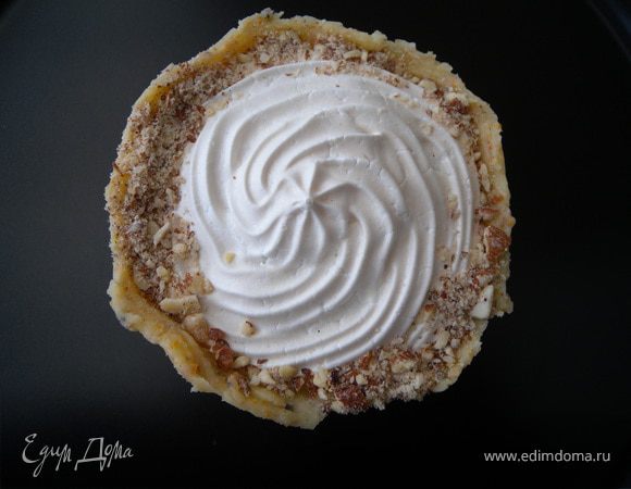 Промежутки засыпаем орехами...