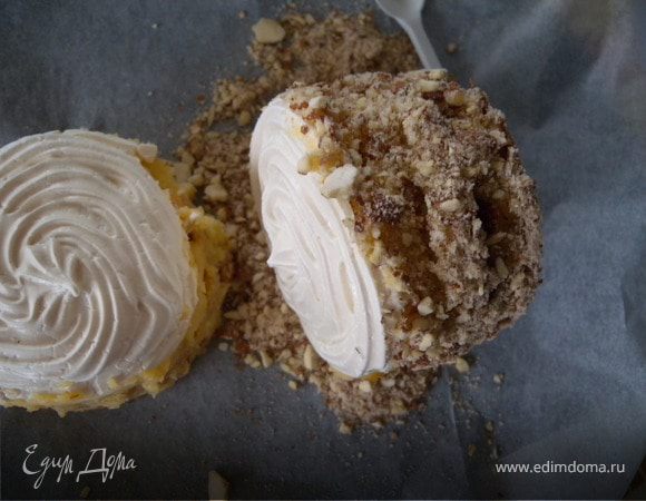 2 вариант: Если вам не хочется возиться с боковиной - обмажьте края кремом и посыпьте орехами...