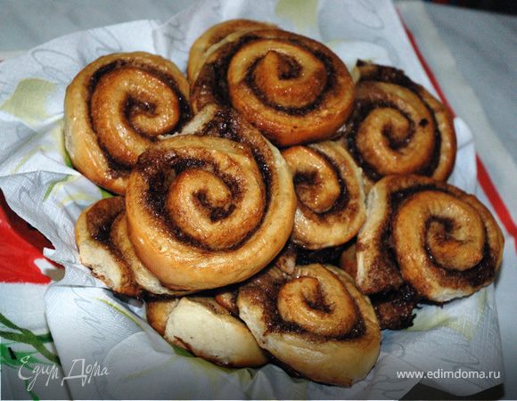 Булочки смазать яйцом и поставить в духовку на 12-15 мин.
Коричные "улитки" также перед тем, как поставить в духовку смазать яйцом. Выпекать их около 10 мин.
Выключив огонь можно оставить оба противня с булочками и "улитками" в духовке для подогрева.