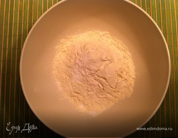 Духовку разогреть до 175С. Смазать сливочным маслом 2 больших противня. Смешать муку, соду, соль в маленькой емкости.