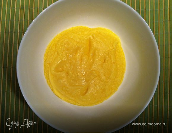 Взбить масло с сахаром. Добавить яйца, хорошенько взбить. Добавить ванильный сахар. Я взбиваю миксером. 