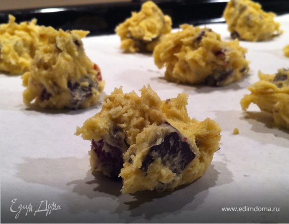 Тесто получится очень рыхлым. При помощи столовой ложки выкладываю на противень. Обязательно оставляйте расстояние между печеньем-чтобы во время выпекания они не соединились. 