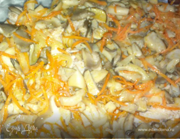 Выложить грудки в огнеупорную форму, сверху распределить грибы.