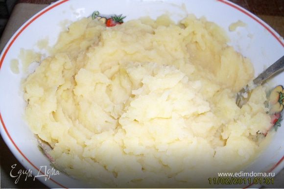 Варим как обычно картофель, делаем из него густое пюре, разбиваем в него яйца и размешиваем.