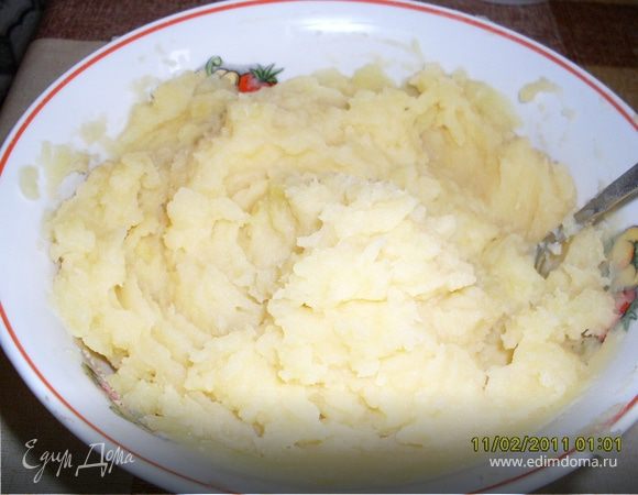 Варим как обычно картофель, делаем из него густое пюре, разбиваем в него яйца и размешиваем.