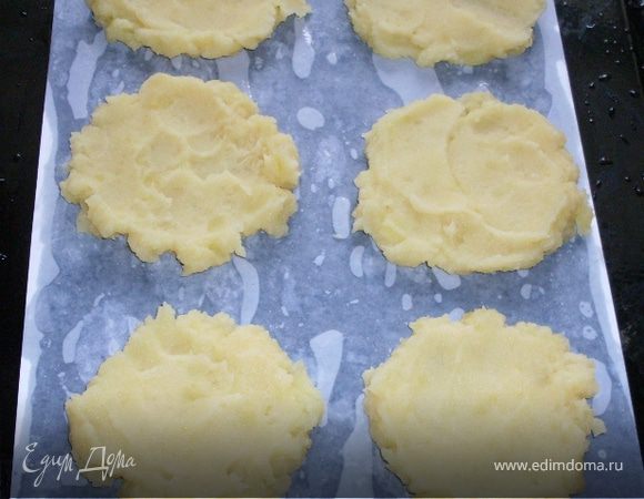 На лист, смазанный маслом кладем и разравниваем кружок из пюре.