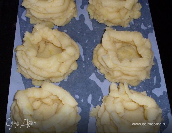 Горячее пюре выкладываем в кондитерский мешок. Отсаживаем на кружки полоски в виде колодца. Не стоит делать их очень высокими.