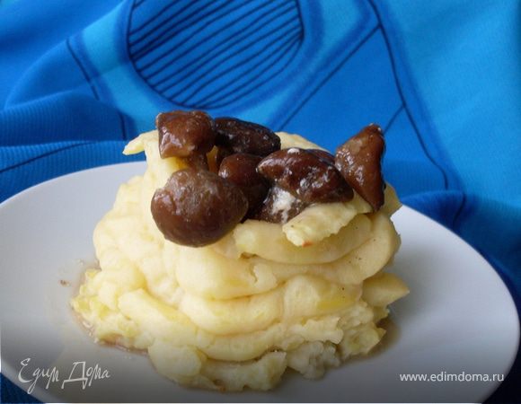 Выпекаем в духовке буквально 5мин. У меня духовка вверху не подрумянивает, поэтому еще пекла под грилем 2мин. Остужаем 5 мин.
С помощью ножа и лопатки выкладываем на тарелку. 
Начинку внутрь кладем уже готовую, например, я очень люблю с картошкой сельдь, или грибы в сметане. Это уж как вам нравится.