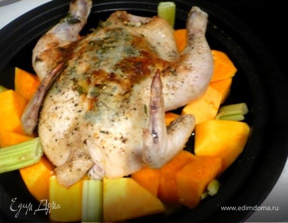 Положить курицу в форму и запекать 25 мин. в разргретой до  220С духовке . Достать форму, приподнять курицу и добавить под нее овощи. Запекать еще 45 мин. 
Из образовавшегося сока можно сделать подливку - слейте, добавьте белое вино и уварите немного. Но и так соус хорош!
