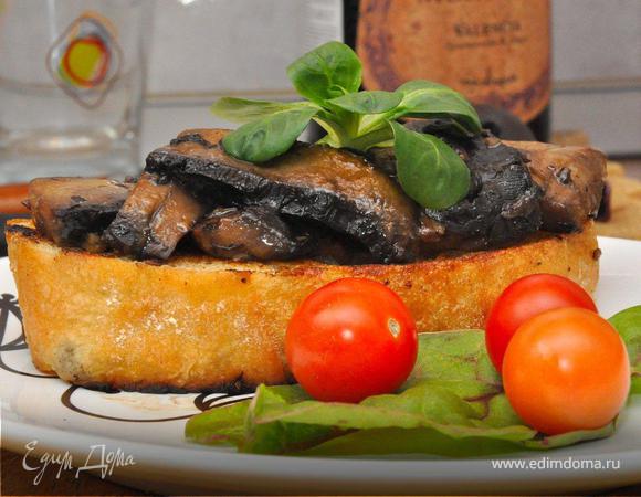 Готовые грибы переложим в миску, а в оставшийся в сковороде грибной соус положим два куска чиабатты и быстренько их обжарим с двух сторон. Теперь выкладываем хлеб на тарелку, сверху ложку наших чудесных грибов, немного зелени для красоты и наша брускетта готова! Нечто похожее я видел у Д.Оливера, только он это делал с  лесными грибами, прямо в лесу со своим другом Джинаро.
