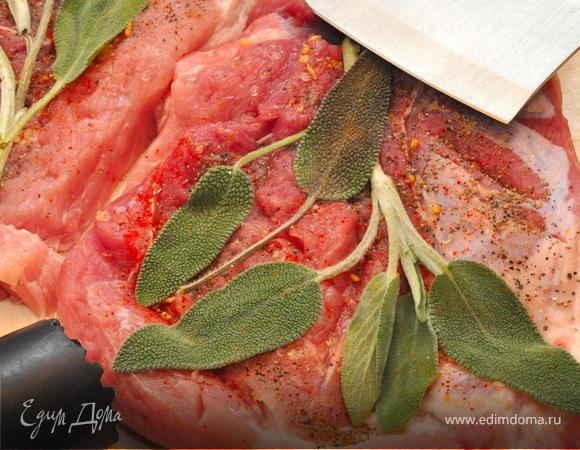 2.	Braciola di maiale.
      Следующий экспромт – это «Свиная удалая», не спрашивайте, почему так назвал, наверно с голодухи.  Два куска свиной мякоти надо отбить, сделать небольшие надрезы, сдобрить солью, перцем, паприкой и вдавить в каждый кусок листья свежего шалфея. Теперь  чуток смажем сковородку маслом и положим отбивные шалфеем вниз обжариваться, затем обжарим с другой стороны и, убавив огонь, доведем «удалую» до готовности.

