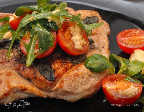 3.	Insalata a la Caprese.
       Ну и чтобы добавить немного свежести в наш ужин быстро сделаем  салат «ленивый Капрезе». Ленивый он, потому что нет времени все красиво нарезать и раскладывать как в классическом варианте, ибо от вида «удалых» и брускетты уже сводит желудок, да и глоток вина сделал свое дело! Поэтому кладем в миску смесь наших салатов, половинки черри, рвем кусками шарик моццареллы, щепотка соли и перца, оливковое масло и бальзамический уксус. Мешаем все руками и можно приступать. Салат можно съесть отдельно, а можно как я положить хорошую горсть поверх отбивной. Приятного аппетита!
