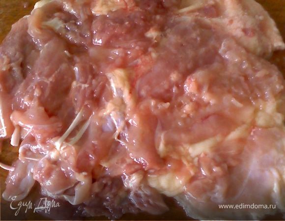 из окрочка острым ножем вырезать косточку,положить кожей вниз,отбить.посыпать солью и приправой.