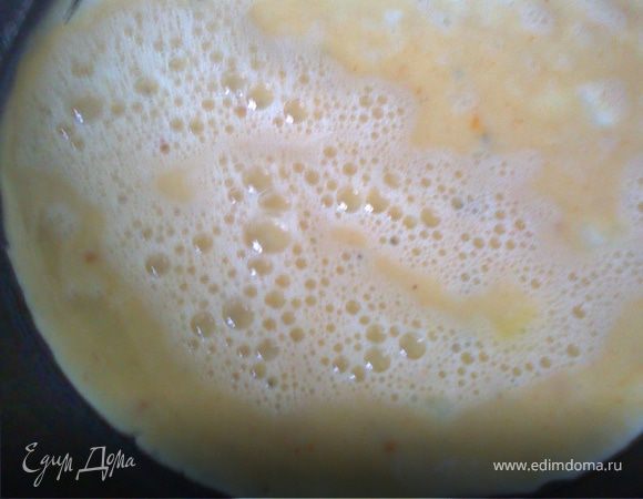 яйца взбить и пожарить на сковородке