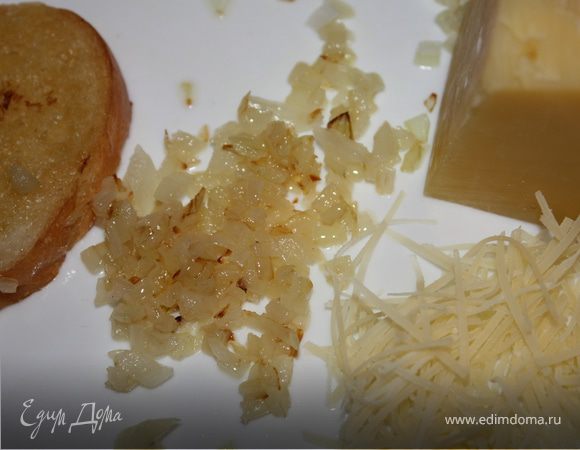 Вторую луковицу мелко порезать, разделить на две части. Лук нам понадобиться еще для соуса. Обжарить лук на растительном масле. Порезать хлеб кружочками, тоже обжарить с двух сторон. Сыр натереть на терке.