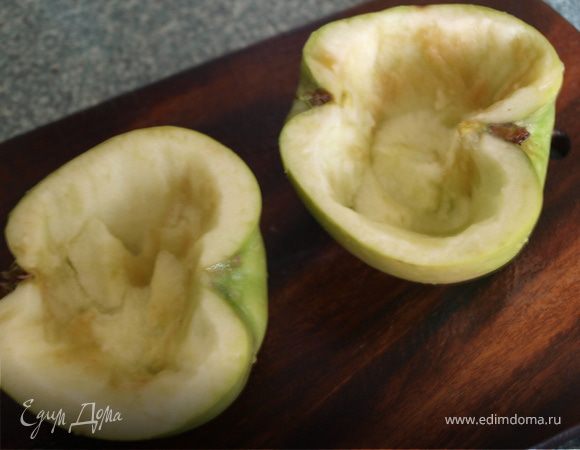 Яблоки моем, разрезаем пополам и удаляем мякоть, оставляя стенку толщиной около 0,5 см. Взбрызгиваем лимонным соком (во избежание потемнения)