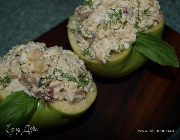 Филе сельди нарезаем кубиками, мякоть яблока тоже нарезаем кубиками, мелко крошим луковицу и зелень укропа, яйцо трем на мелкой терке, все перемешиваем, заправляем  майонезом, перчим и если нужно солим по вкусу. Фаршируем половинки яблок. Я украсила еще листиками базилика.