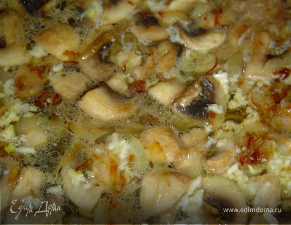 Грибы нарезаем крупно, лук - полукольцами, чеснок - мелко.Лук и грибы обжариваем на оливковом масле, в конце добавляем чеснок, солим и перчим.
