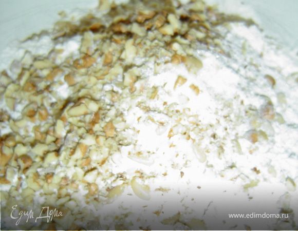 Смешиваем муку, разрыхлитель, сахар и орехи, перемешиваем