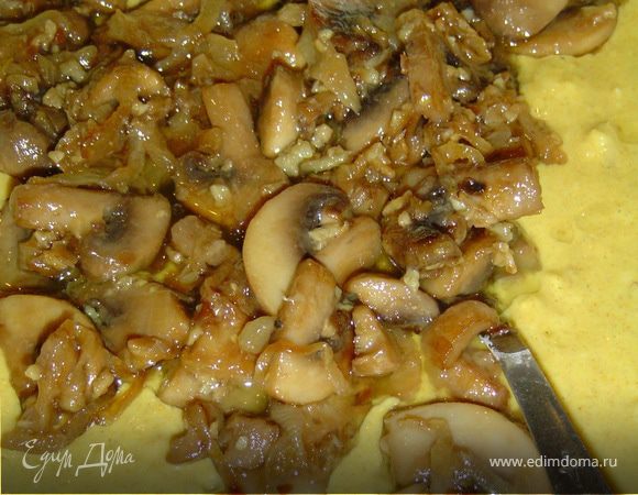 Яйца взбиваем с молоком, трем сыр на мелкой терке. В мучную смесь добавляем взбитые яйца и оливковое масло, все хорошенько перемешиваем. Также добавляем грибы с луком и чесноком,