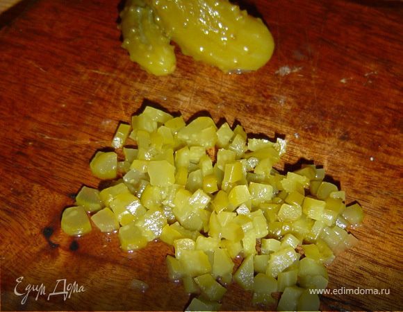 Яйца отвариваем, очищаем, отделяем белок от желтка. Белок мелко нарезаем, желток натираем на мелкой терке. Огурцы и печень трески нарезаем небольшими кусочками.