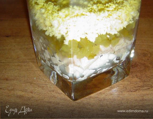 3.Огурцы

4.Желтки

5.Красная икра