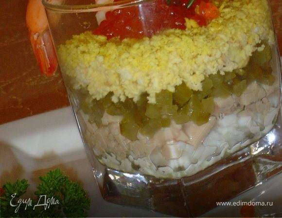 Украшаем луком и креветками.