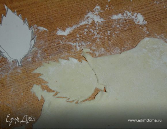 Раскатываем слоеное тесто и с помощью шаблона вырезаем листочки.