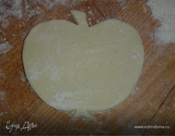 Теперь с помощью шаблона вырезаем яблоки.