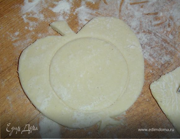 С помощью стакана делаем углубление в центре яблока