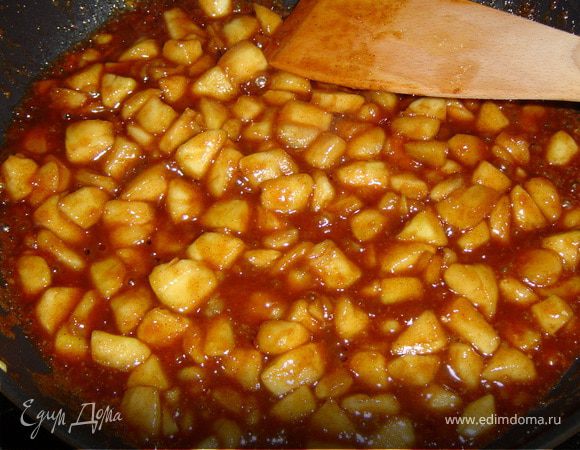 Теперь готовим яблоки в карамели. На разогретую сковороду выкладываем яблоки, масло, сахар, корицу и, постоянно перемешивая, готовим яблоки в течении 15 мин.