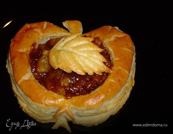 Вот яблочки и готовы. Украшаем их испеченными листиками и подаем гостям.