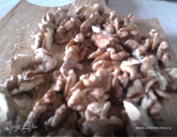 Разделить половинки грецких орехов на четвертинки.